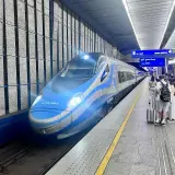 Na peronie czeka pociąg Pendolino. Tablica informuje, że to skład do Krakowa Głównego, co pomoże Ci sprawdzić, skąd jedzie pociąg.