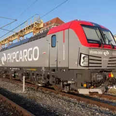 Nowoczesne lokomotywy PKP Cargo EU46-503 na torach, gotowe do transportu towarów.