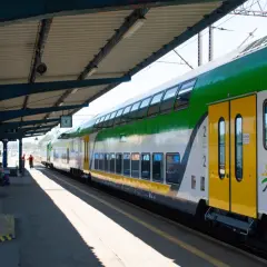 Szukasz informacji, jak dojechać pociągiem do Pobierowa? Ten pociąg Kolei Mazowieckich na peronie 2/3 to Twój środek transportu.