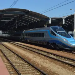 Pendolino na peronie, gotowe do podróży. Zastanawiasz się, jak szybko jedzie pendolino? Już wkrótce się przekonasz!