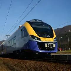 Nowoczesny pociąg EN78-001 na torach. Czy do Krynicy Zdrój można dojechać pociągiem? Tak, ta linia kolejowa prowadzi do malowniczych miejscowości.