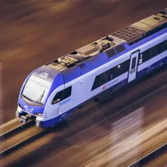 Pędzący pociąg PKP Intercity. Czy można zwrócić samą rezerwację miejsca w PKP?