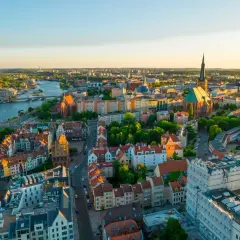 Widok na Szczecin z lotu ptaka. Miasto nad Odrą, gdzie warto pojechać, zachwyca zabytkową architekturą i zielenią.