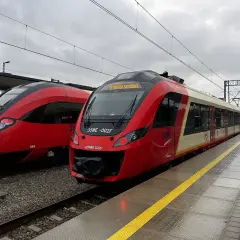 Dwa czerwone pociągi SKM stoją na stacji. Czy da się zwrócić bilet PKP po odjeździe pociągu?