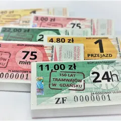 Różne bilety komunikacji miejskiej w Gdańsku, pokazujące jak działa bilet miesięczny i jednorazowy.