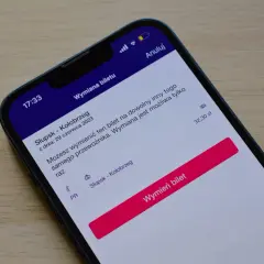 Ekran telefonu z opcją wymiany biletu na podróż Słupsk-Kołobrzeg. Możliwa jest wymiana na dowolny inny bilet tego samego przewoźnika.