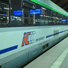 Pociąg PKP Intercity na peronie. Dowiedz się, jak połączyć się z wifi Intercity, by podróżować komfortowo.
