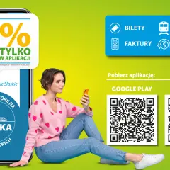 Kobieta z telefonem szuka promocji PKP. Aplikacja Kolei Śląskich oferuje 10% rabatu na podróże.
