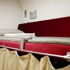 Wygodna kuszetka w przedziale sypialnym. Zastanawiasz się, ile kosztuje kuszetka w pociągu?