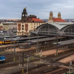 Widok na Dworzec Główny w Pradze, gdzie można sprawdzić czeskie koleje rozkład jazdy. Widać pociągi i zabytkową architekturę.