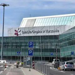 Lotnisko Chopina w Warszawie. Tu zaczyna się podróż, jak dojechać z okęcia do centrum.