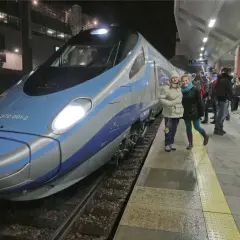 Dwie kobiety na peronie czekają na Pendolino z Gdańska do Krakowa. Pociąg jest nowoczesny i szybki.