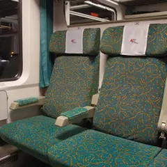 Puste miejsca w pociągu PKP Intercity. Siedzenia z charakterystycznym wzorem.