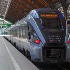 Pendolino na dworcu, gotowe do podróży. Zastanawiasz się, ile zarabia konduktor Pendolino?