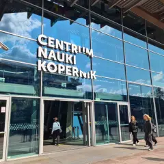 Centrum Nauki Kopernik. Jak dojechać metrem do centrum nauki kopernik? Tu jest wejście.