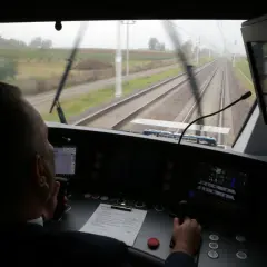 Maszynista prowadzi pociąg, a jego zarobki w Polsce zależą od doświadczenia i firmy.