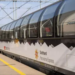 Wagony panoramiczne "Gotthard Panorama Express" z widokiem na góry.
