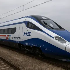 Nowoczesny pociąg PKP Intercity HS na torach. Zastanawiasz się, ile jedzie Intercity na godzinę? Ten szybki skład pokonuje setki kilometrów.
