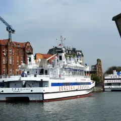 Białe statki pasażerskie "Opal" i "Baltijska" cumują w Gdańsku, gotowe do rejsu na Hel.