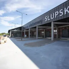Nowy dworzec autobusowy Słupsk w budowie. Widać parking, perony i charakterystyczny napis.