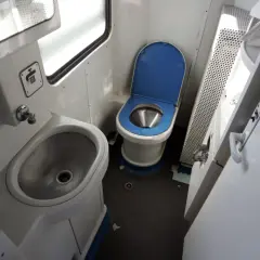 W Kolejach Śląskich jest toaleta. Widać umywalkę i sedes.
