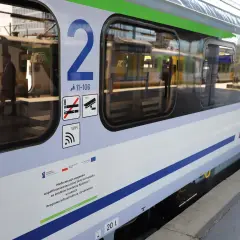 PKP Intercity wagon z numerem 2. Zastanawiasz się, jak zwrócić bilet PKP bez konta? Sprawdź informacje na wagonie.