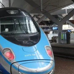 Nowoczesny pociąg PKP Pendolino na stacji. Czekamy na odjazd, ale chwilowo trwa przerwa techniczna PKP.