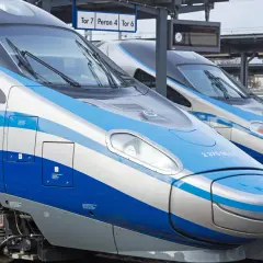 Dwa pociągi Pendolino stojące na peronie. Zastanawiasz się, czy na Pendolino są bilety ulgowe?