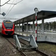 Czerwony pociąg SKM na stacji. Zastanawiasz się, ile wczesniej mozna zwrocic bilet PKP? Sprawdź regulamin przewoźnika.