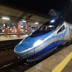 Pendolino na peronie dworca, gotowe do odjazdu.