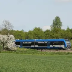 Jak dojechać do Mikołajek pociągiem, gdy stacja jest zamknięta?