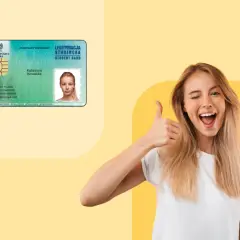 Legitymacja studencka z symbolem zniżki i uśmiechnięta kobieta pokazująca kciuk w górę.