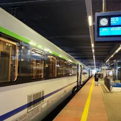 Pociąg na peronie. Zastanawiasz się, ile jest kilometrów z Poznania do Krakowa? Czas na podróż!