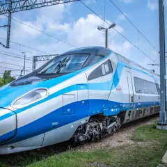 Pendolino w Polsce przemierza główne trasy, łącząc miasta jak Warszawa, Kraków, Trójmiasto, Wrocław i Katowice.