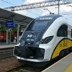 Nowy pociąg KD "Koleje Dolnośląskie" czeka na pasażerów. Czy to ten pociąg do Zielonej Góry?