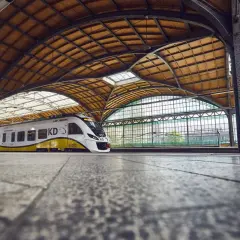 Nowoczesny pociąg KD na peronie wrocławskiego dworca Nadodrze PKP.