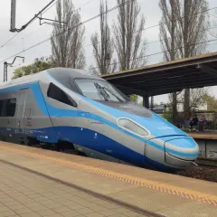 Nowoczesny pociąg Pendolino EIP stoi na peronie.