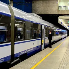 Gdzie sprawdzić z którego peronu odjeżdża pociąg i uniknąć opóźnień