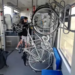 Wagon PKP z miejscami na rowery. Zastanawiasz się, ile kosztuje bilet na rower PKP? Warto sprawdzić przed podróżą.
