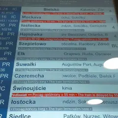 Tablica informacyjna PKP. Gdzie jest teraz pociąg? Wiele pociągów jest opóźnionych, np. do Świnoujścia o 55 minut.