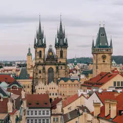 Widok na praską Starówkę z wieżami kościoła Marii Panny przed Tynem i Ratuszem Staromiejskim. W oddali widać nowoczesne budynki, a gdzieś tam pewnie jedzie pociąg w Czechach.