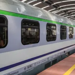Pasażerowie wsiadają do pociągu PKP Intercity. Czas na rozpatrzenie reklamacji przez PKP Intercity jest określony przepisami.