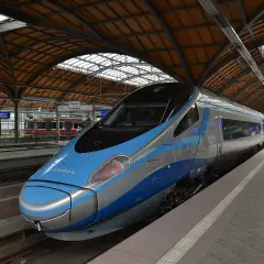 Nowoczesny pociąg EIC Pendolino na peronie dworca.