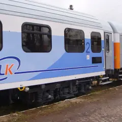 Wagon TLK z niebieskim pasem i logo. Czy w pociągach TLK są gniazdka? Warto sprawdzić, bo podróż z naładowanym telefonem jest przyjemniejsza.