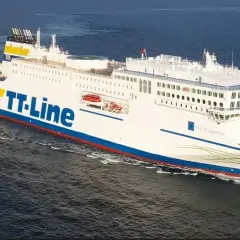 Nowy prom TT-Line "Nils Holgersson" płynie po morzu, gotowy do rejsu ze Szczecina do Świnoujścia.