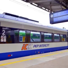 Na dworcu PKP Intercity, gdzie można kupić bilety na pociąg, stoi skład do Łodzi.
