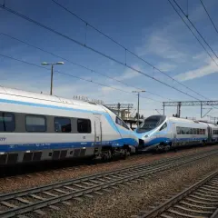 Dwa pociągi Pendolino PKP Intercity stoją obok siebie na torach.