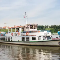 Statek "Marianna" gotowy na rejsy po Wiśle w Płocku. Widok na miasto z rzeki.