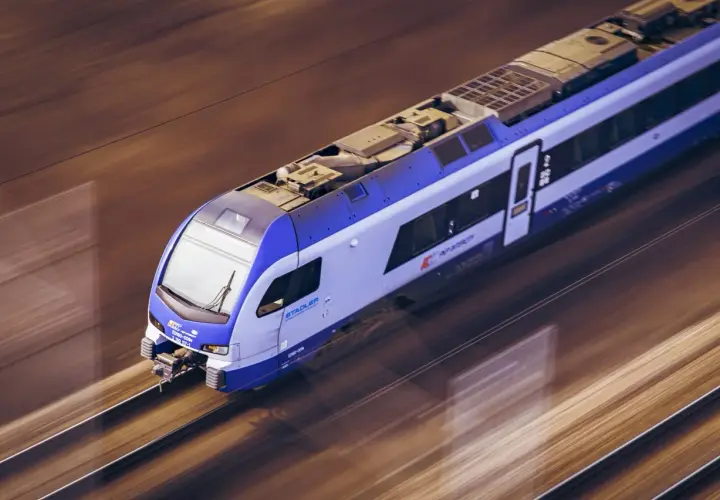 Ile jedzie InterCity? Sprawdź, jak szybko podróżować w Polsce