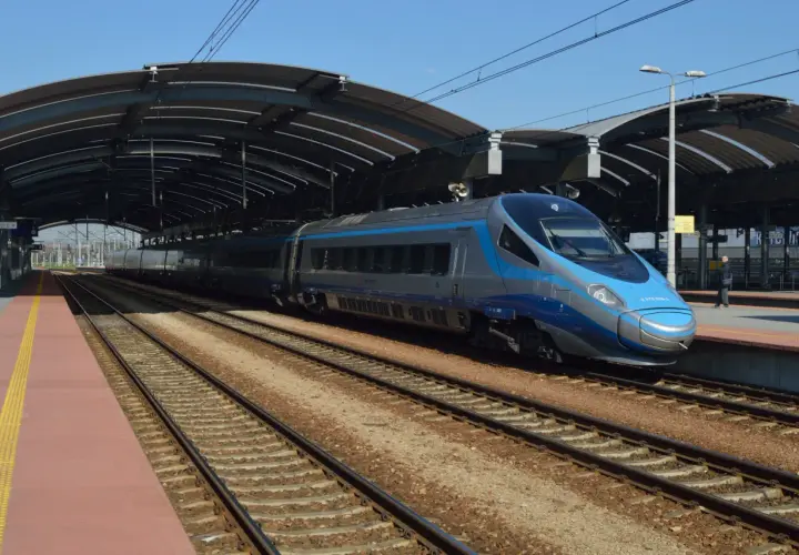 Pendolino na peronie, gotowe do podróży. Zastanawiasz się, jak szybko jedzie pendolino? Już wkrótce się przekonasz!